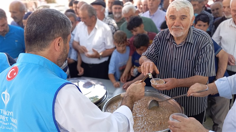 Taşova’da Birlik ve Bereket Günü: Merkez Çarşı Camii’nde Aşure İkramı Yapıldı