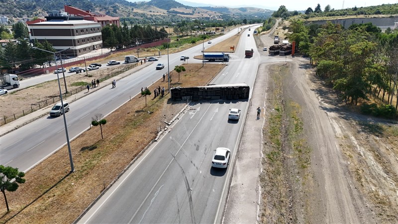TAŞOVA'DA TIR DEVRİLDİ: İSTANBUL'DAN İRAN'A GİDEN SÜRÜCÜ KAZAYI YARA ALMADAN ATLATTI