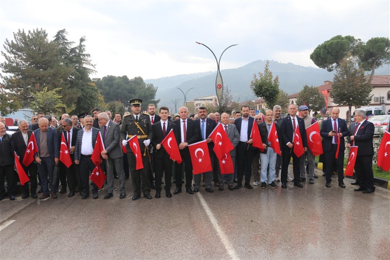 Atatürk Anıtı’nda Gurur Dolu Anlar: Taşova Cumhuriyet’i Kortejle Selamladı