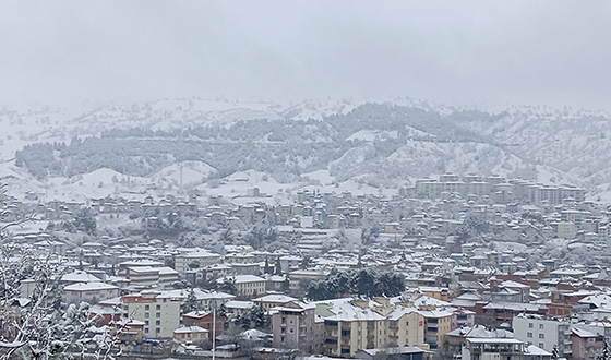 Taşova’da Kar Yağışı Hayatı Olumsuz Etkiledi: 21 Köy Yolu Kapandı