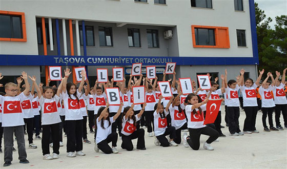Taşova’da 2025-2026 Eğitim-Öğretim Yılı Coşkulu Törenle Başladı