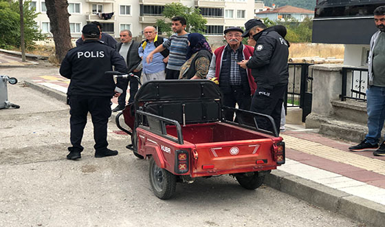 3 Tekerlekli Elektrikli Motosiklet Kazası: 77 Yaşındaki Sürücü Yaralandı
