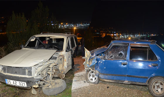 Taşova’da İki Otomobil Kafa Kafaya Çarpıştı: 6 Yaralı