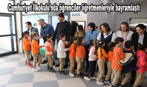 Cumhuriyet İlkokulu’nda öğrenciler öğretmenleriyle bayramlaştı