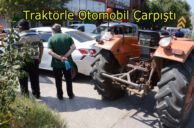 Son dakika:Atatürk Bulvarında Traktörle Otomobil çarpıştı