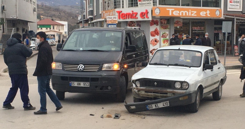 Atatürk Bulvarı Üzerinde Maddi Hasarlı Trafik Kazası