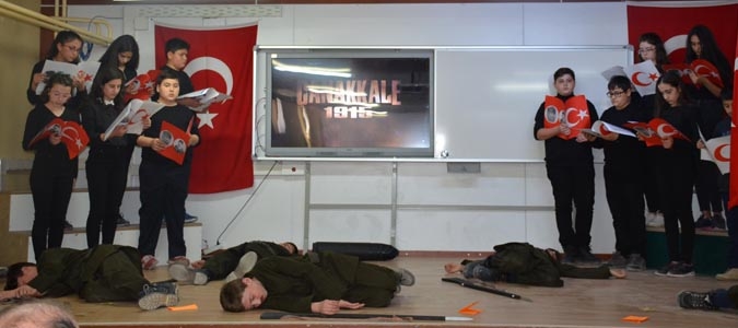 Atatürk Orta Okulunda 18 Mart Çanakkale Zaferi Tiyatrosu Yapıldı