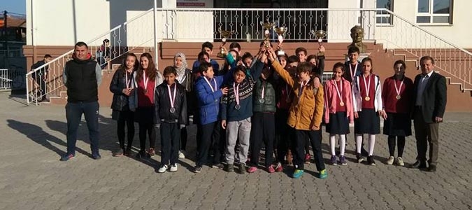Atletizmde Atatürk Ortaokulu rüzgarı