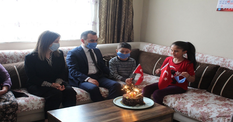 Kaymakam Mustafa Berk Çelik ve Eşi Merve Çelik'ten Çocuklara Ziyaret