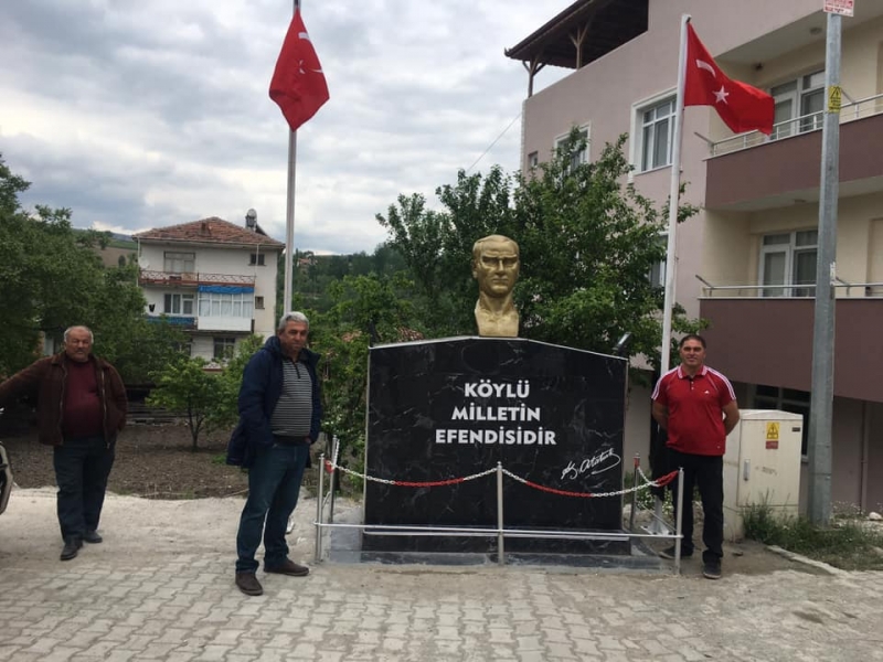 Muhtar Yılmaz, Çaydibi Köyü'ne Atatürk Büstü Yaptırdı