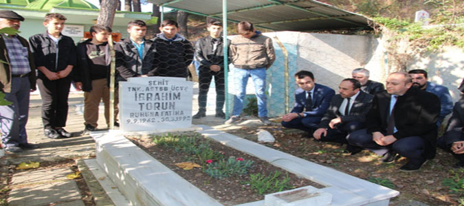  Öğrenciler Şehit Astsubayın Mezarını Ziyaret Etti