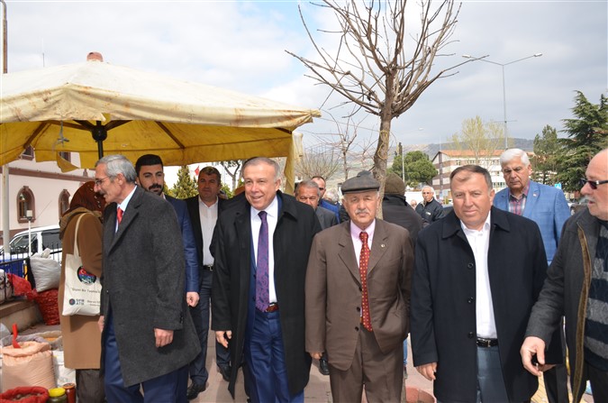 Özgür Özdemir Taşova Pazarı Esnafını Ziyaret Etti