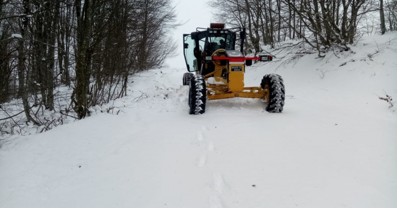 Taşova’ da İl Özel İdaresi Karla Mücadele Ekibi' Köy Yollarını Açık Tutuyor