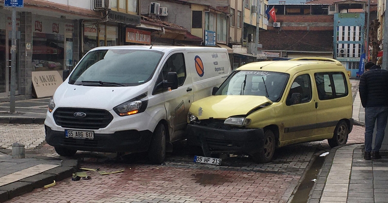 Taşova İlçe Meydanında Trafik Kazası