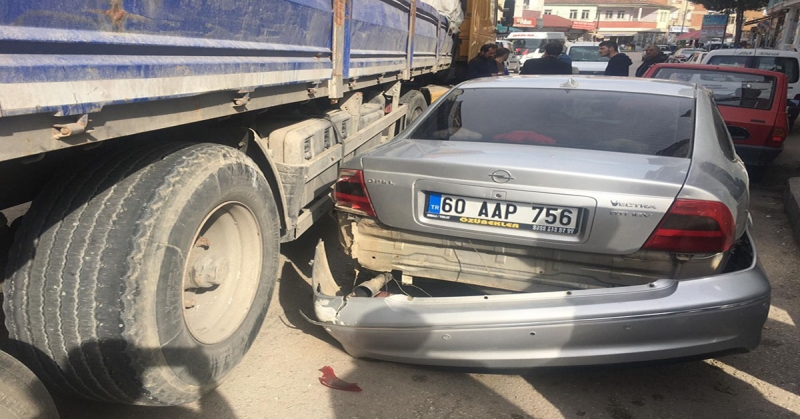 Taşova Pazarcılar Caddesi Kavşağı'nda Maddi Hasarlı Trafik Kazası