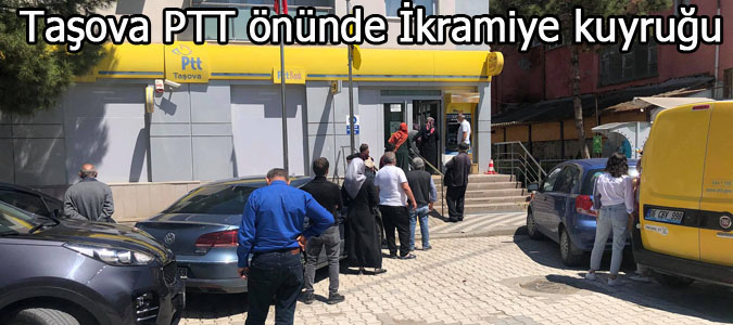 Taşova PTT önünde İkramiye kuyruğu