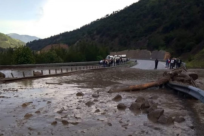 Taşova'da aşırı yağış sele sebep oldu