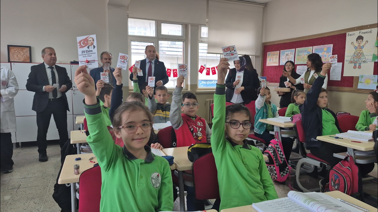 1000 Öğrenciye Ay Yıldızlı Bileklik Hediyesi